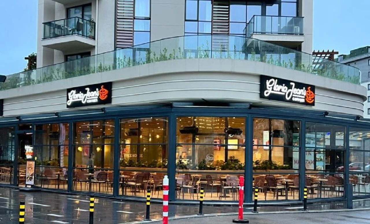 Bir dönem Hadise'nin eski eşi Mehmet Dinçerler'e aitti! 1200 şubeli ünlü kahve zinciri iflasa koşuyor - 1. Resim