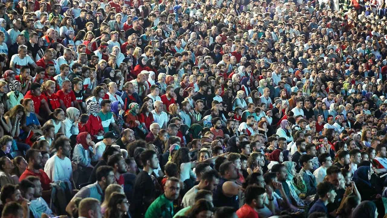 Dev ekranlar kuruldu, milyonlar ekran başında ter döktü - 3. Resim