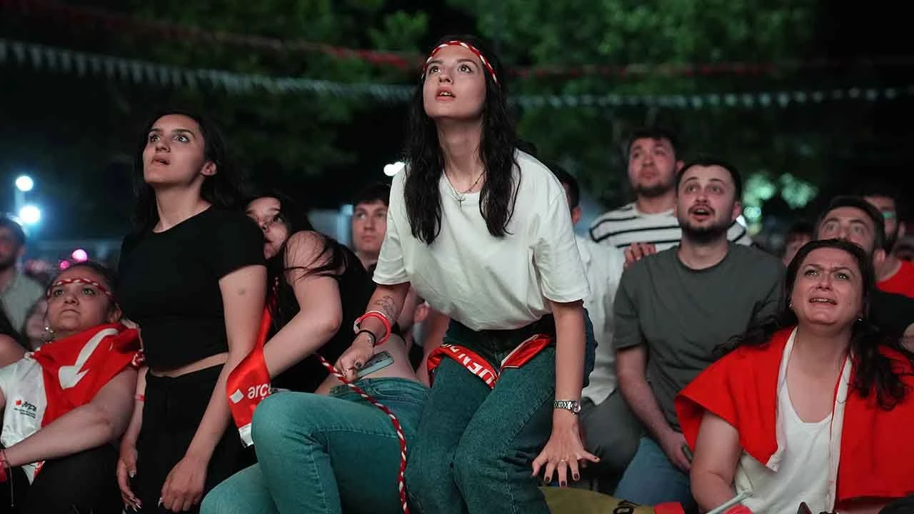 Dev ekranlar kuruldu, milyonlar ekran başında ter döktü - 1. Resim