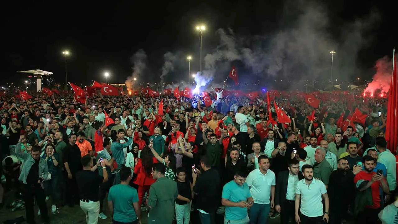 Dev ekranlar kuruldu, milyonlar ekran başında ter döktü - 2. Resim