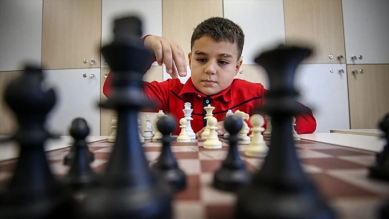Dünyanın en genç satranç büyükustası unvanını alan Yağız Kaan Erdoğmuş Bursa'da doğdu