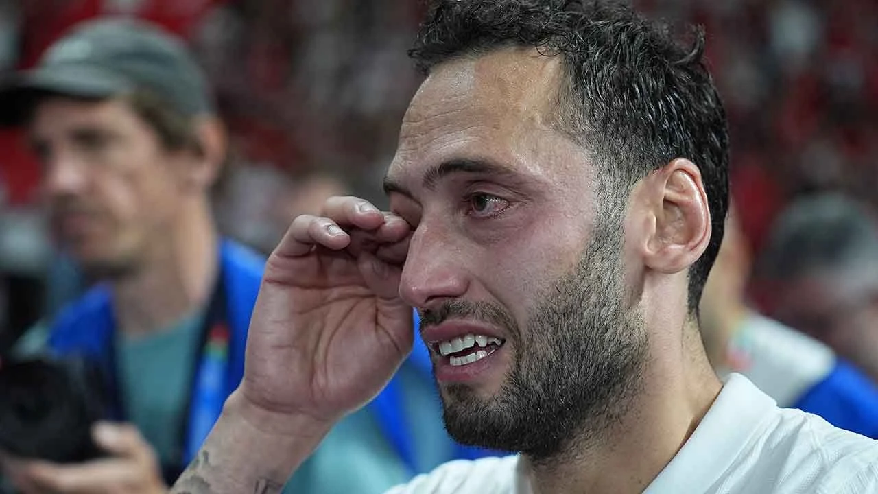 Hakan Çalhanoğlu mağlubiyet sonrası gözyaşlarına boğuldu: Keşke geri çekilmeseydik - 2. Resim