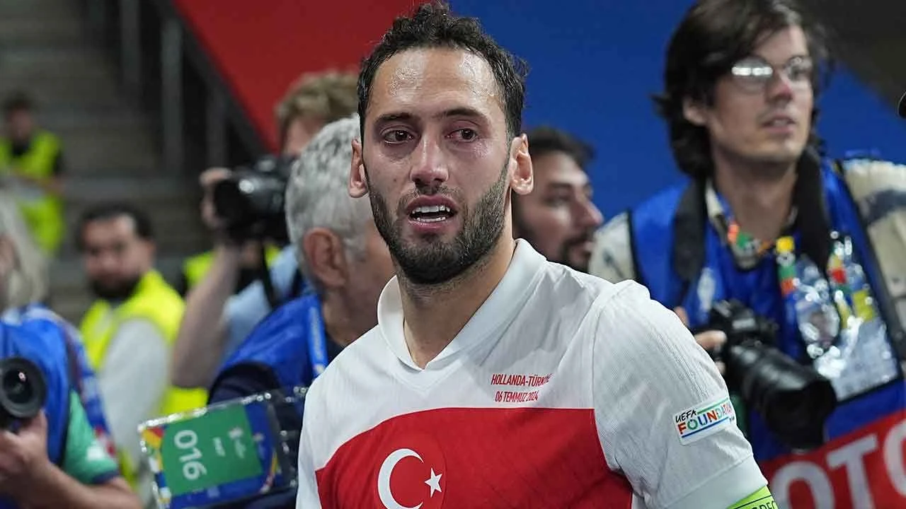 Hakan Çalhanoğlu mağlubiyet sonrası gözyaşlarına boğuldu: Keşke geri çekilmeseydik - 3. Resim