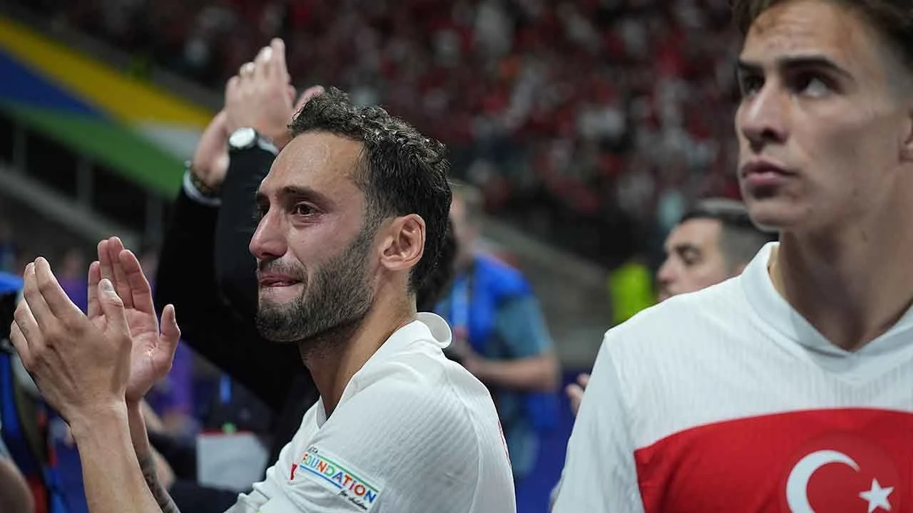 Hakan Çalhanoğlu mağlubiyet sonrası gözyaşlarına boğuldu: Keşke geri çekilmeseydik - 1. Resim