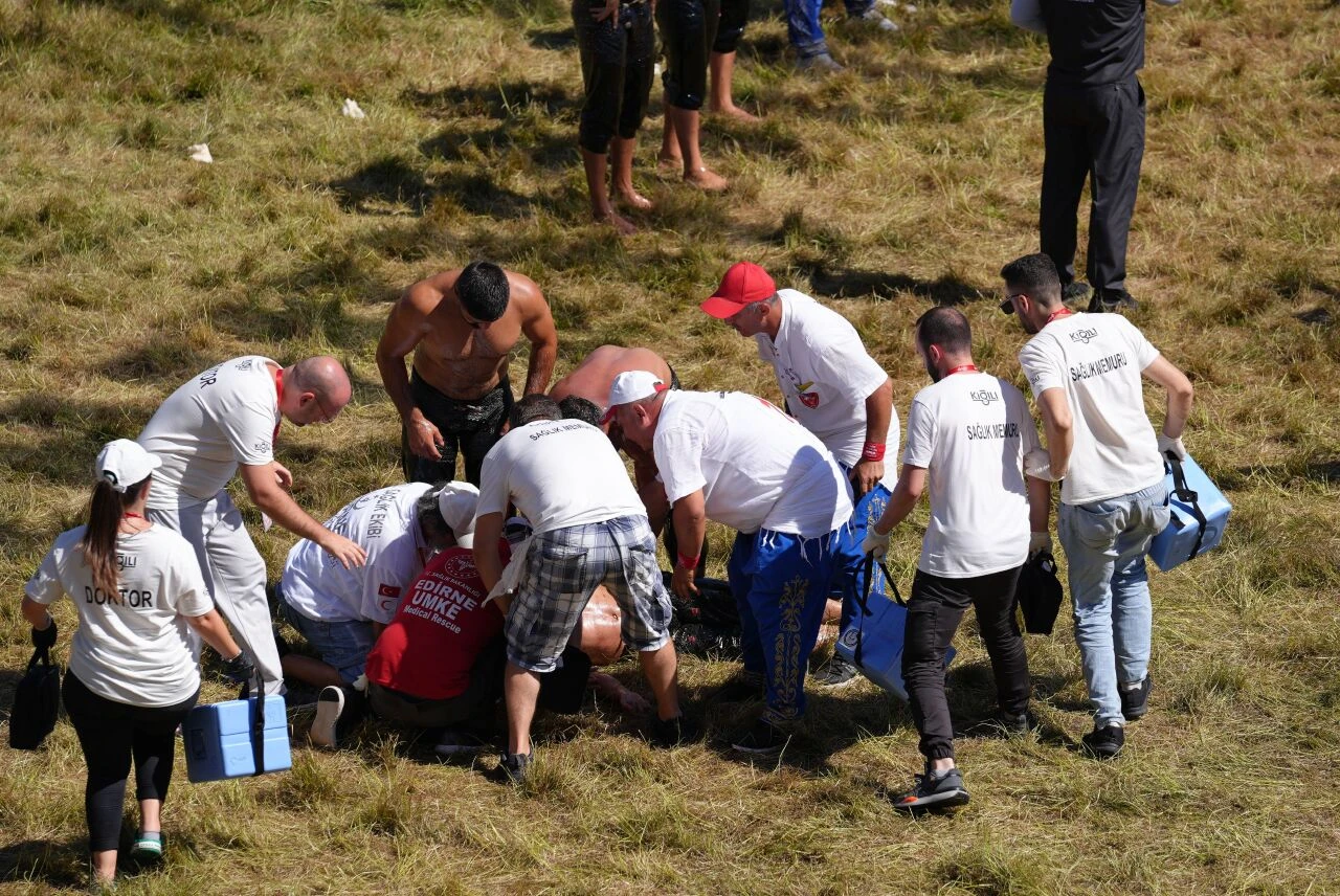 Kırkpınar'da yenilen pehlivan bu defa güreşe doydu, bayıldı! - 1. Resim