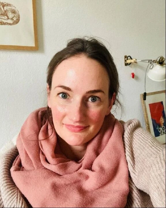 Meryem Uzerli’nin kız kardeşi güzelliğiyle sosyal medyanın gündeminde! Canan Uzerli'yi görenler inanamadı - 2. Resim