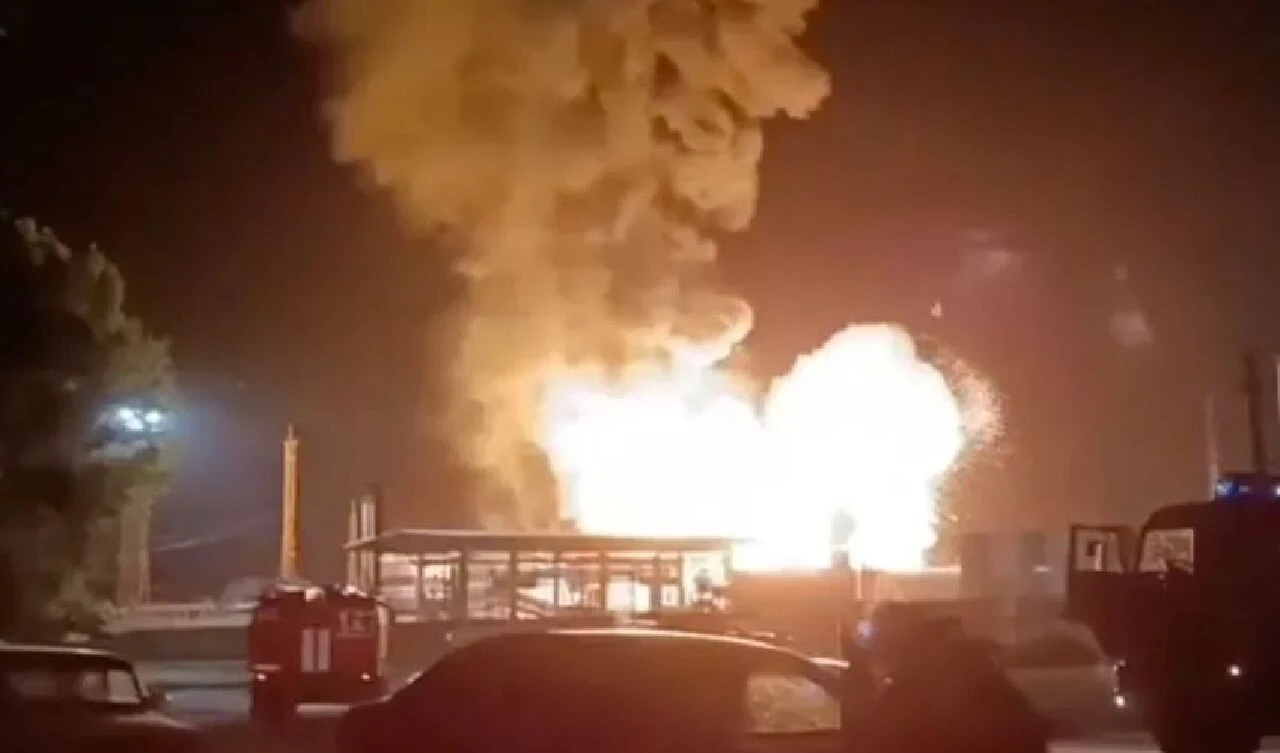 Putin'e bir darbe daha! Ukrayna'nın İHA'ları iki Rus petrol deposunu ateşe verdi