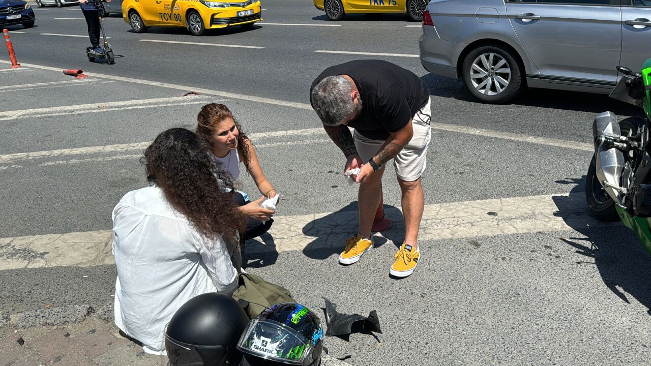 Şişli’de epilepsi krizi geçiren genç motosikletten düştü! Otobüsün ani freni sayesinde hayatta kaldı - 1. Resim