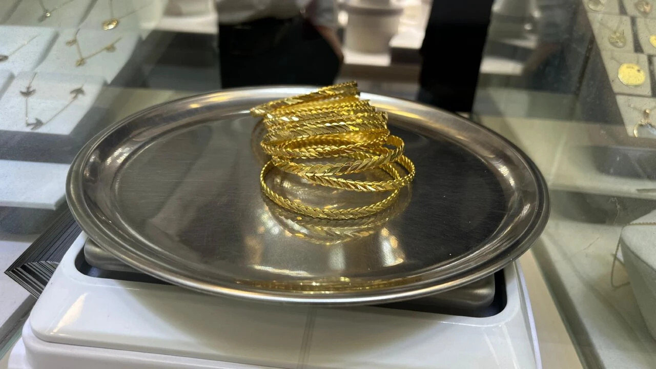 Yatırım yapacaklar gram altını 24 ayar mı 22 ayar mı almalı? Kuyumcular cevap verdi