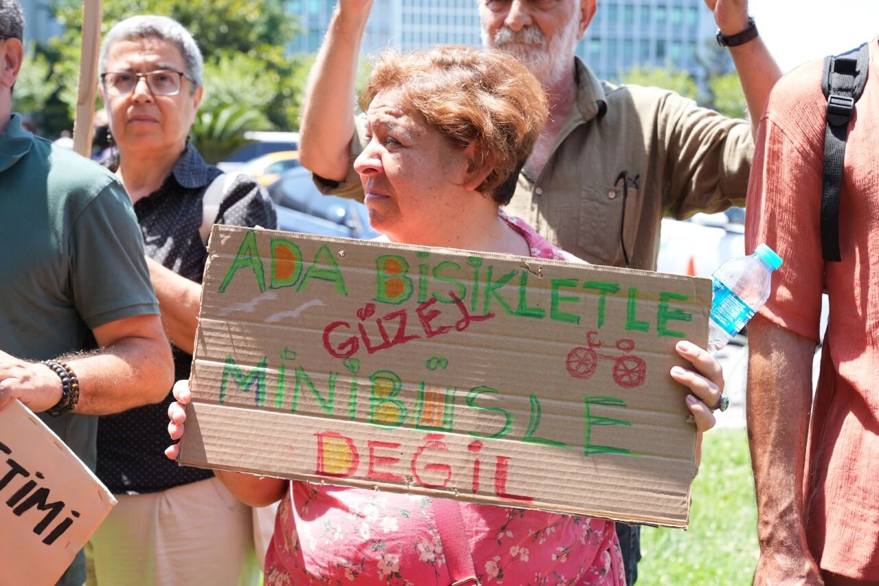 Adalılar Ekrem İmamoğlu'nun kapısına dayandı! Saraçhane'de "azmanbüs" protestosu