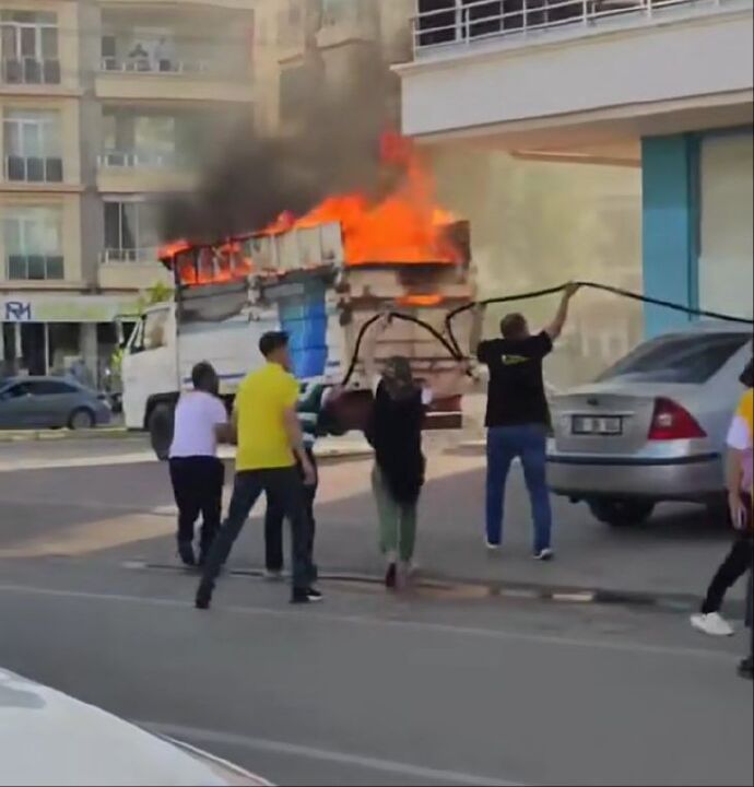 Aksaray'da korku dolu anlar! bir anda alev topuna döndü - 1. Resim