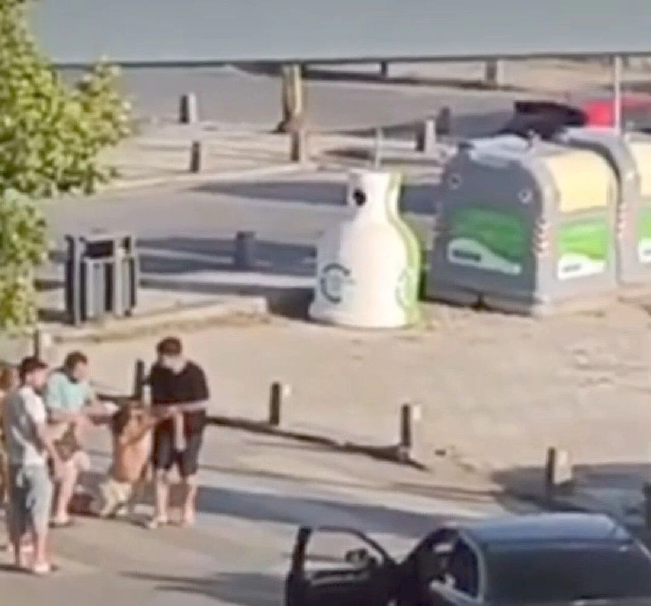 Beykoz Riva'da dehşet anları! Genç adamı döverek bayılttılar: Video çeken kadın gözyaşlarına boğuldu