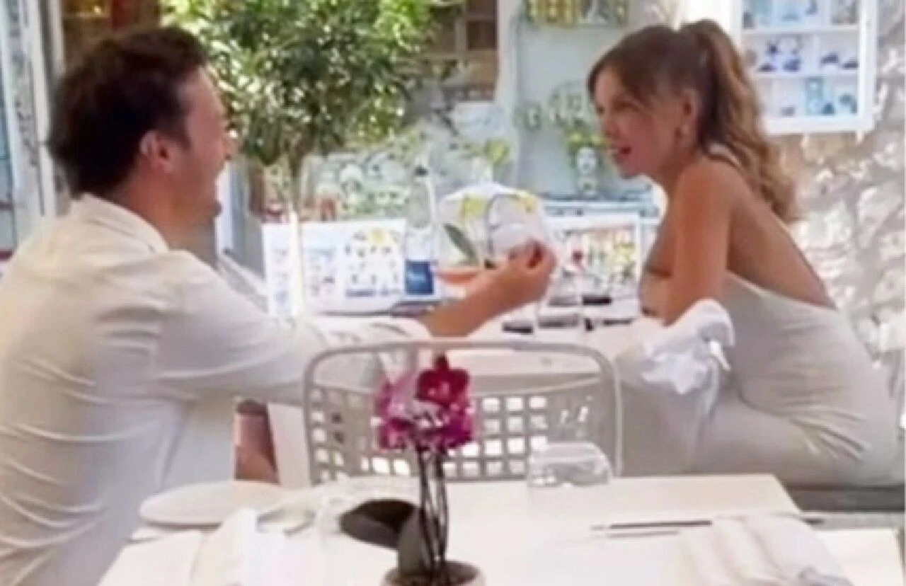 Camdaki Kız'ın Sedat'ı Feyyaz Şerifoğlu'ndan romantik hamle! Merve Dinçkol gözyaşlarına boğuldu - 1. Resim