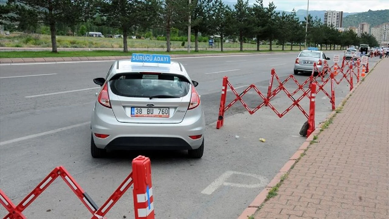 Direksiyon sınavında standartlar yükseltiliyor: Sürücü adaylarına park manevrasında iki deneme hakkı tanınacak