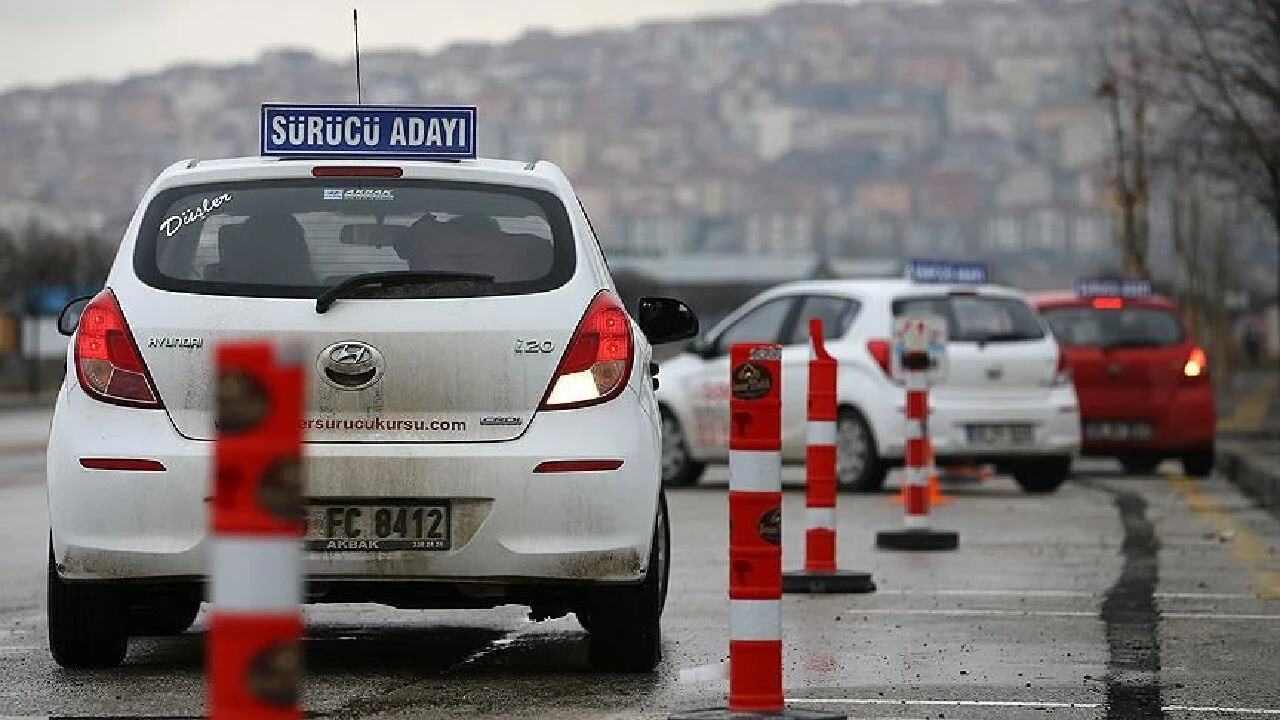 Direksiyon sınavında standartlar yükseltiliyor: Sürücü adaylarına park manevrasında iki deneme hakkı tanınacak