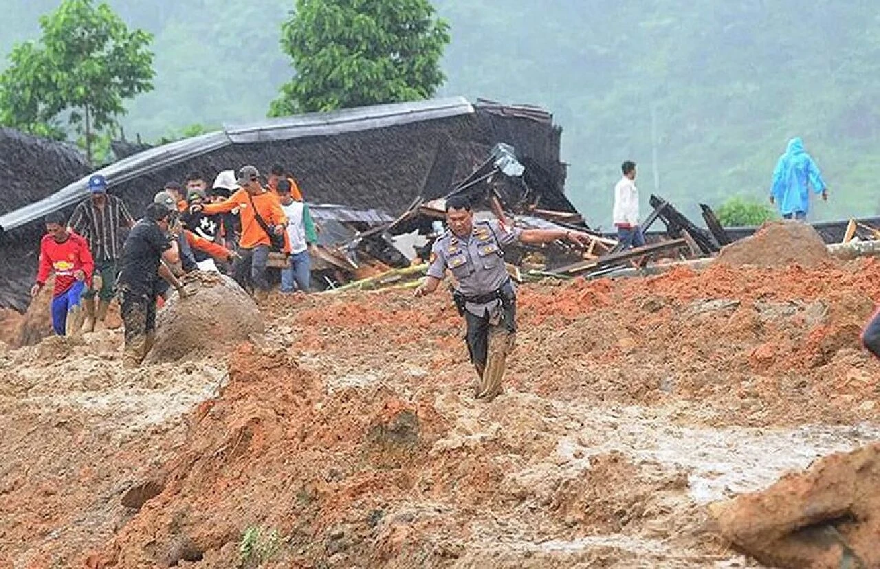Endonezya’da altın madeninde heyelan: 11 ölü - 1. Resim