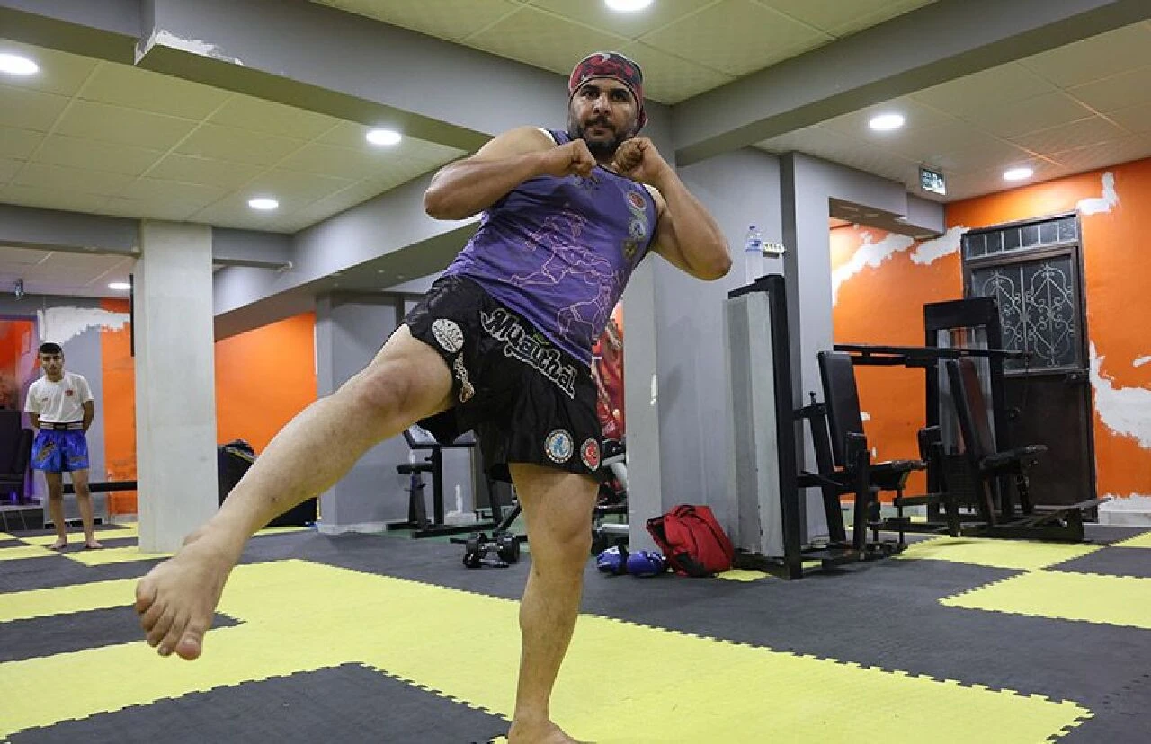 Hataylı dövüşçü Ali Erdoğmuş'un performansına yoğun ilgi! Muz ağaçlarını tekmeyle parçaladı