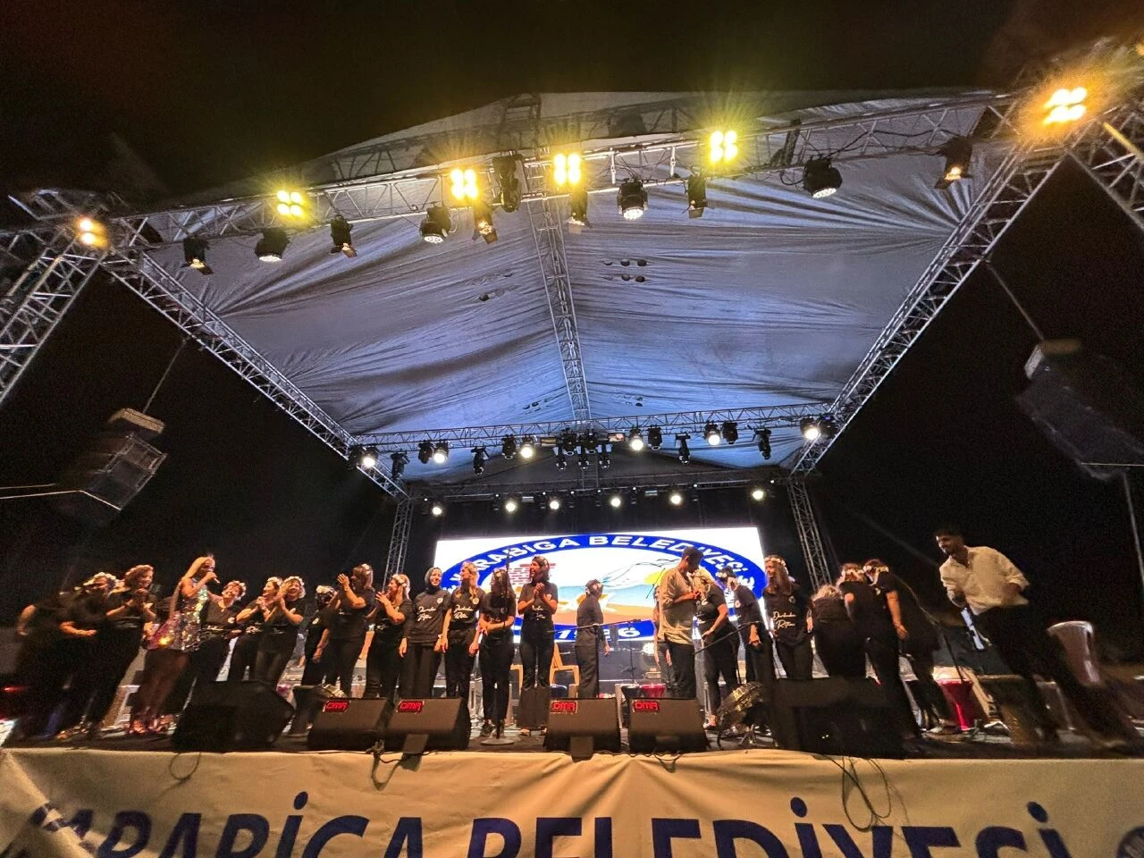 Konsere dakikalar kala ilçeyi terk etti! Merve Özbey'den şoke eden hareket