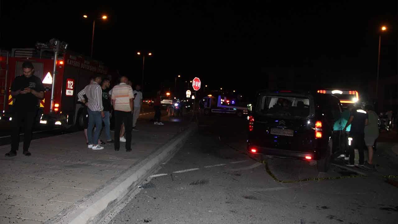 Otomobiller çarpıştı, park halindeki araçlar zarar gördü: 4 yaralı