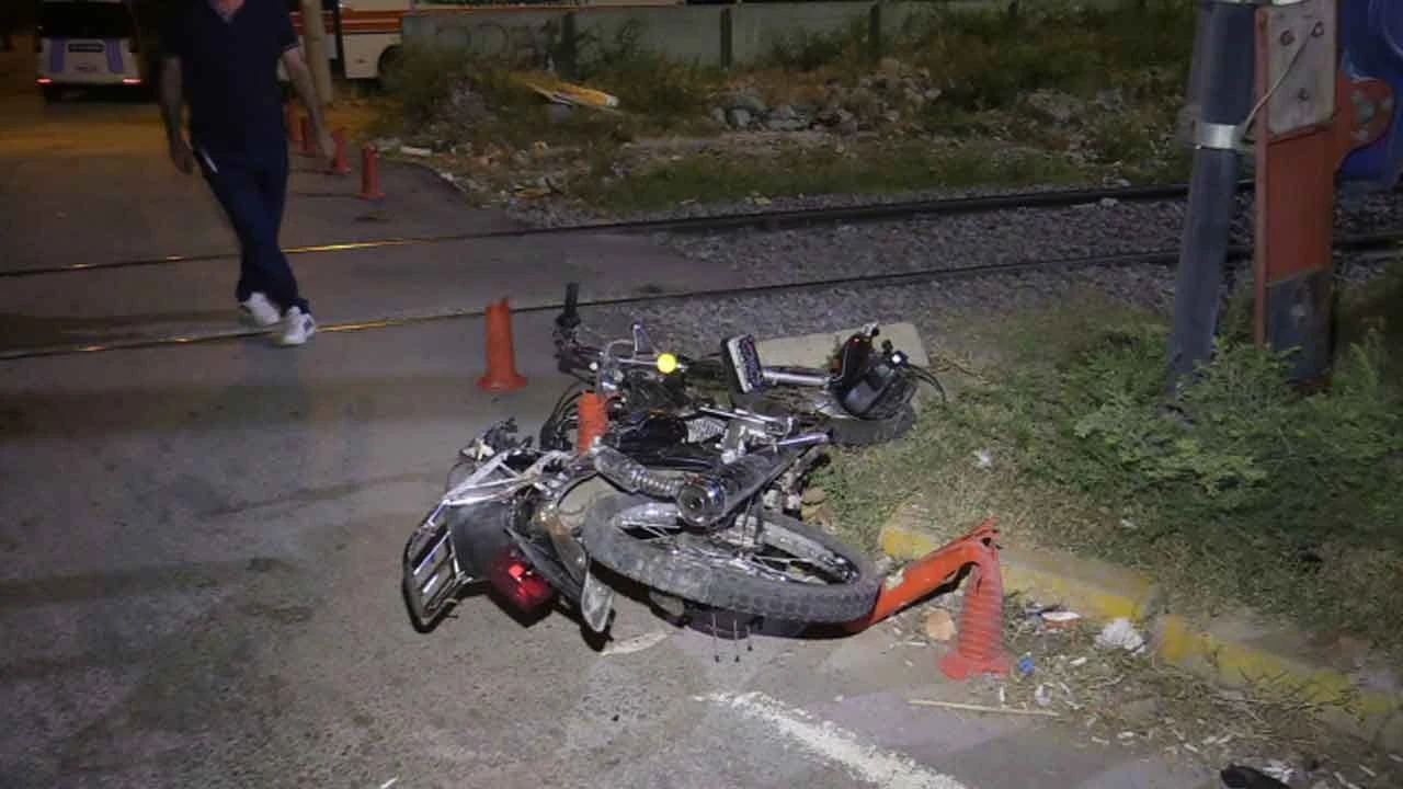 Polisten kaçarken devirdikleri motosiklete tren çarptı