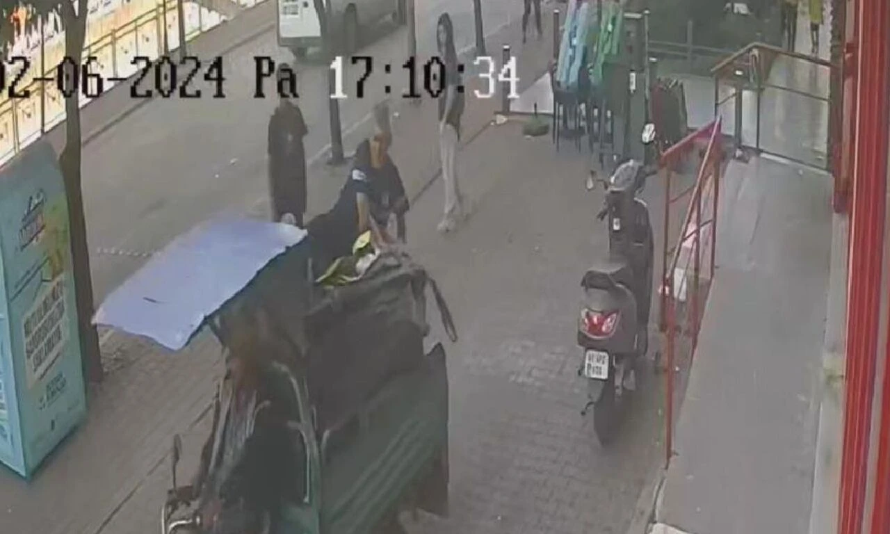 Adana'daki hırsızlık komedi filmlerini aratmadı! Motosikleti sahibiyle birlikte çaldılar - 1. Resim