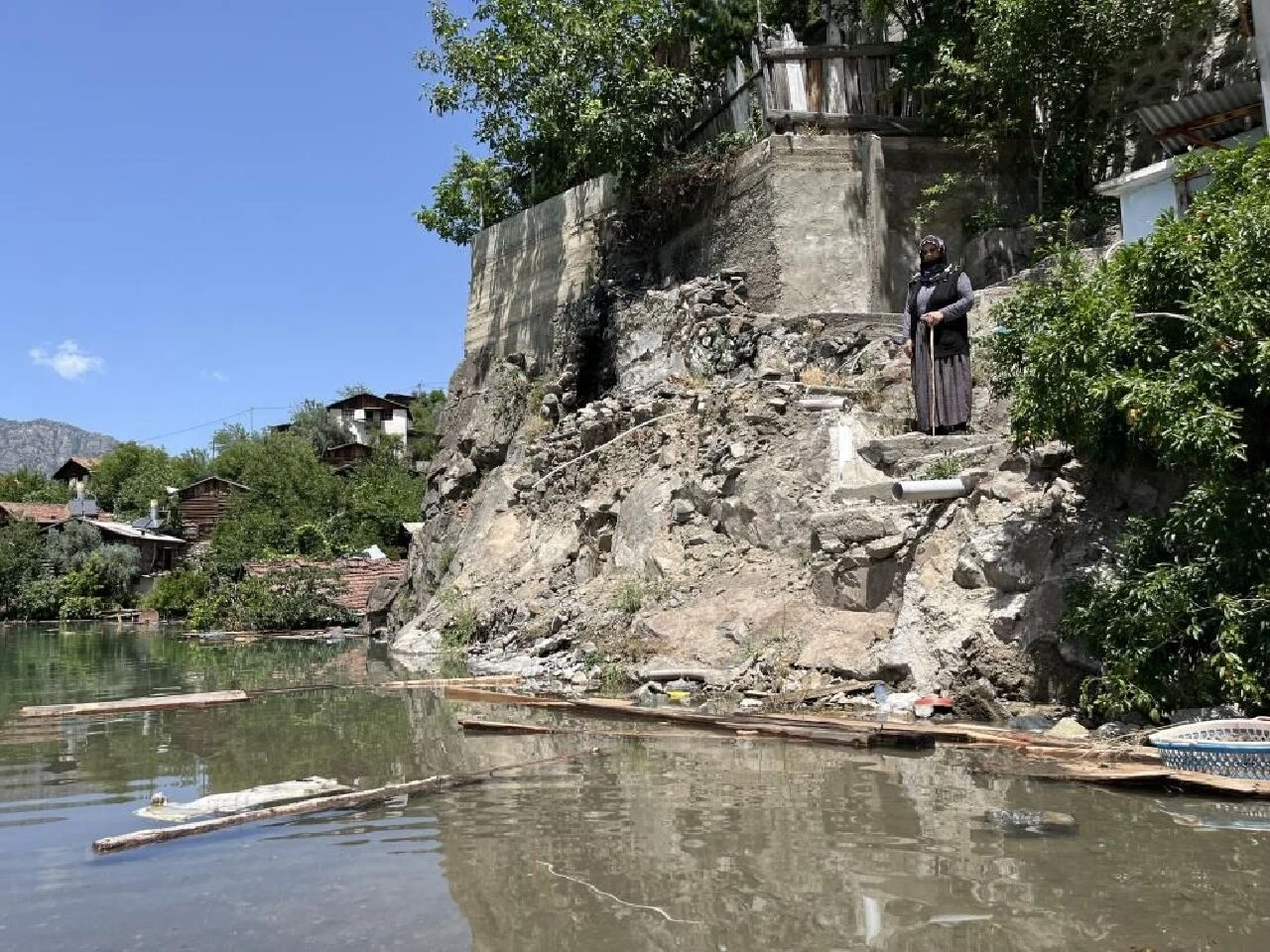 Baraj suları neredeyse evi yutacak! 75 yaşındaki Sebaha Nine köyde mahsur kaldı - 1. Resim