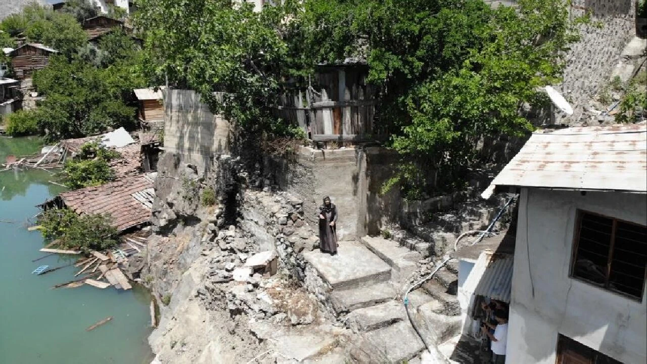 Baraj suları neredeyse evi yutacak! 75 yaşındaki Sebaha Nine köyde mahsur kaldı - 4. Resim