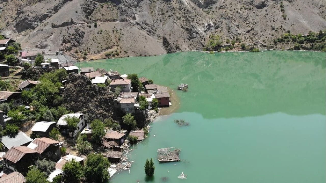 Baraj suları neredeyse evi yutacak! 75 yaşındaki Sebaha Nine köyde mahsur kaldı - 6. Resim