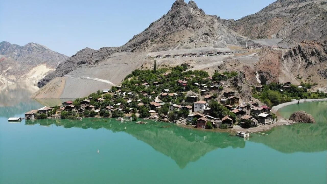 Baraj suları neredeyse evi yutacak! 75 yaşındaki Sebaha Nine köyde mahsur kaldı - 2. Resim