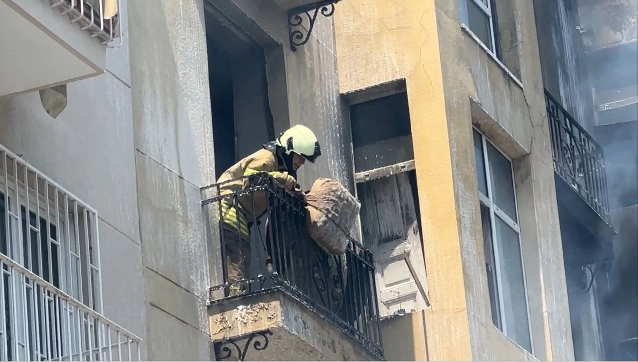 Beyoğlu’nda korkunç anlar! Yangını çıkaran kişiyi bıçakladı, engelli arkadaşını alevlerin arasından kurtardı - 2. Resim