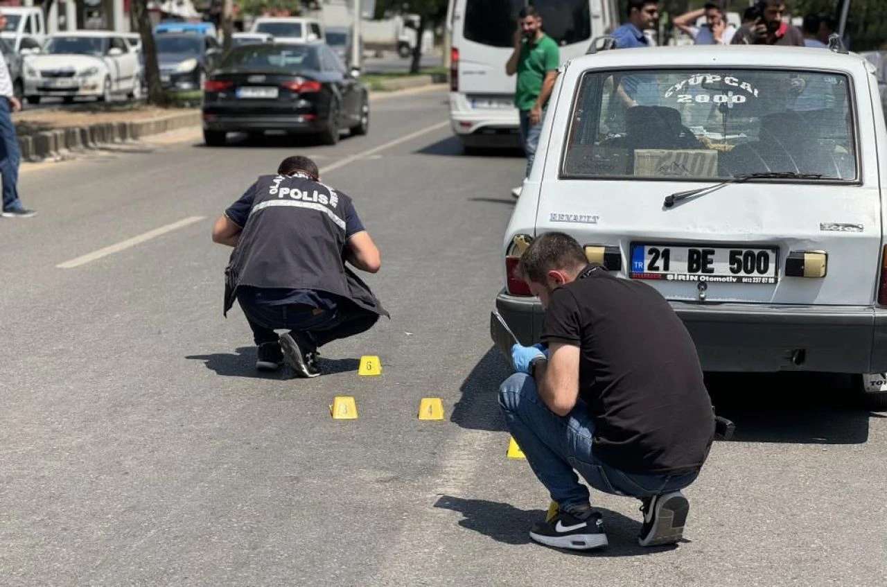 Diyarbakır'da silahlı kavga güvenlik kamerasında! Husumetli akrabasına kurşun yağdırdı - 2. Resim