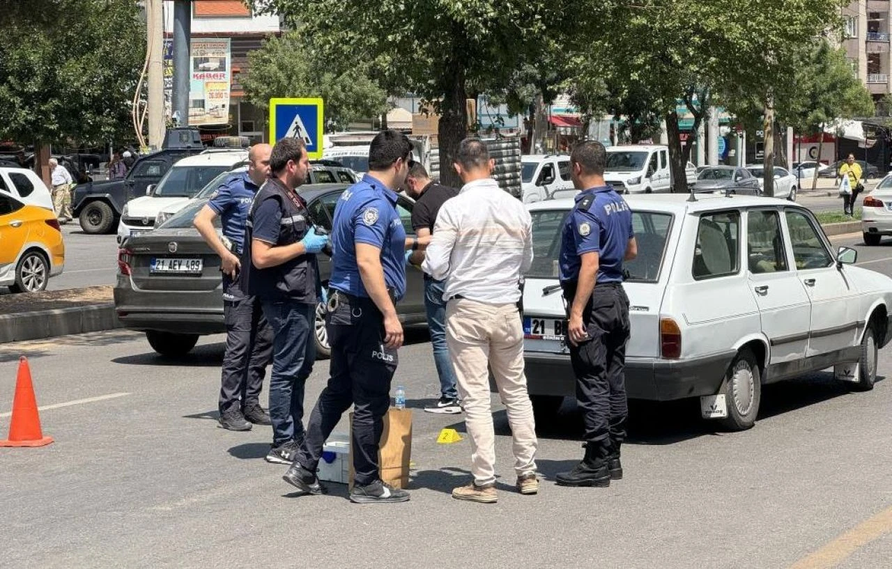 Diyarbakır'da silahlı kavga güvenlik kamerasında! Husumetli akrabasına kurşun yağdırdı - 3. Resim