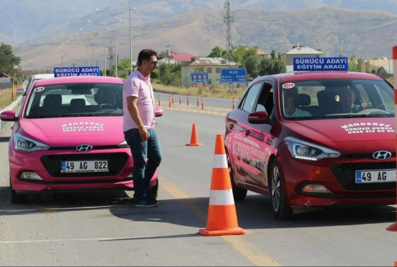Ehliyet sınavlarında değişiklik Resmi Gazete'de yayımlandı: Direksiyon sınavı saati ve süresi de güncellendi