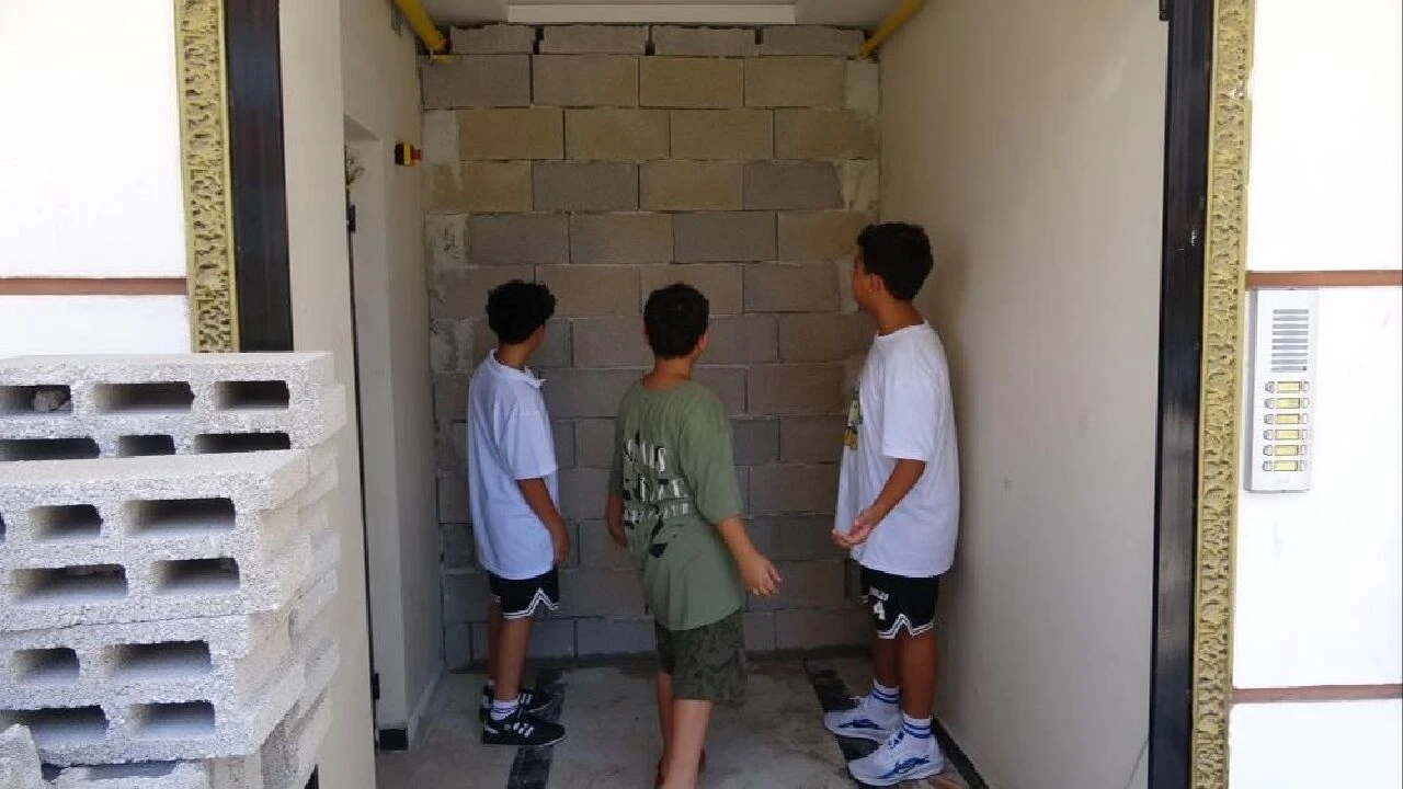 Görünce hayatlarının şokunu yaşadılar: İnatçı müteahhit apartmanın giriş kapısına duvar ördü - 2. Resim