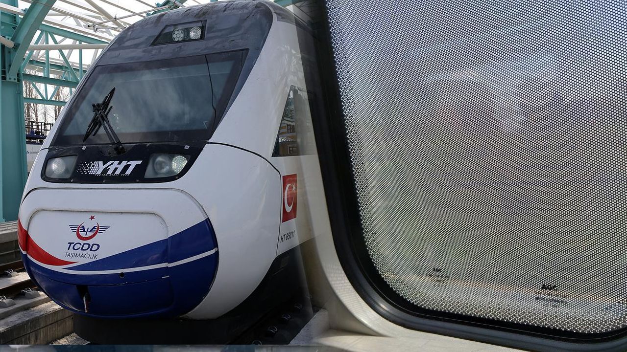 Hızlı tren camları reklam ile kaplandı, vatandaş &#039;manzarasız&#039; seyahate tepki gösterdi