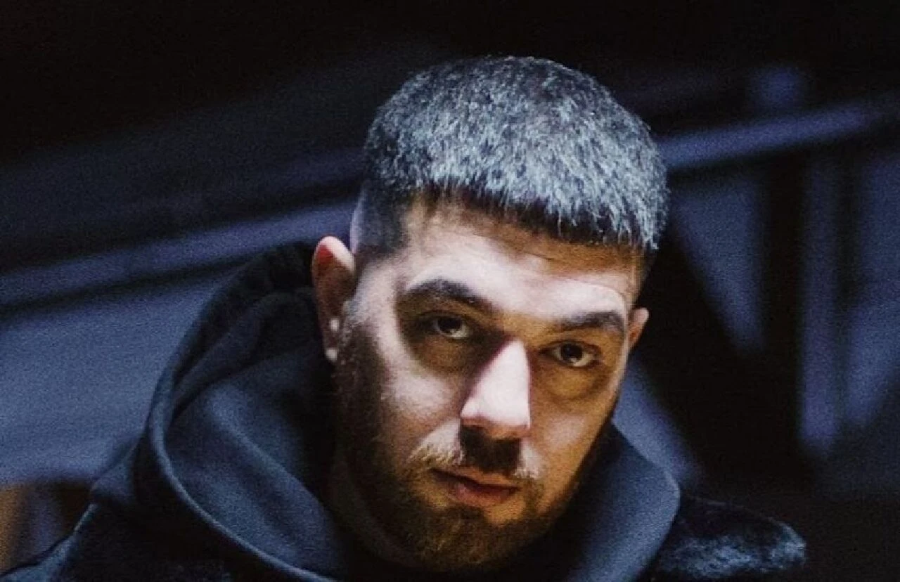 Şarkıcı Murda korkuttu! Koltuk değnekleriyle görüntülendi