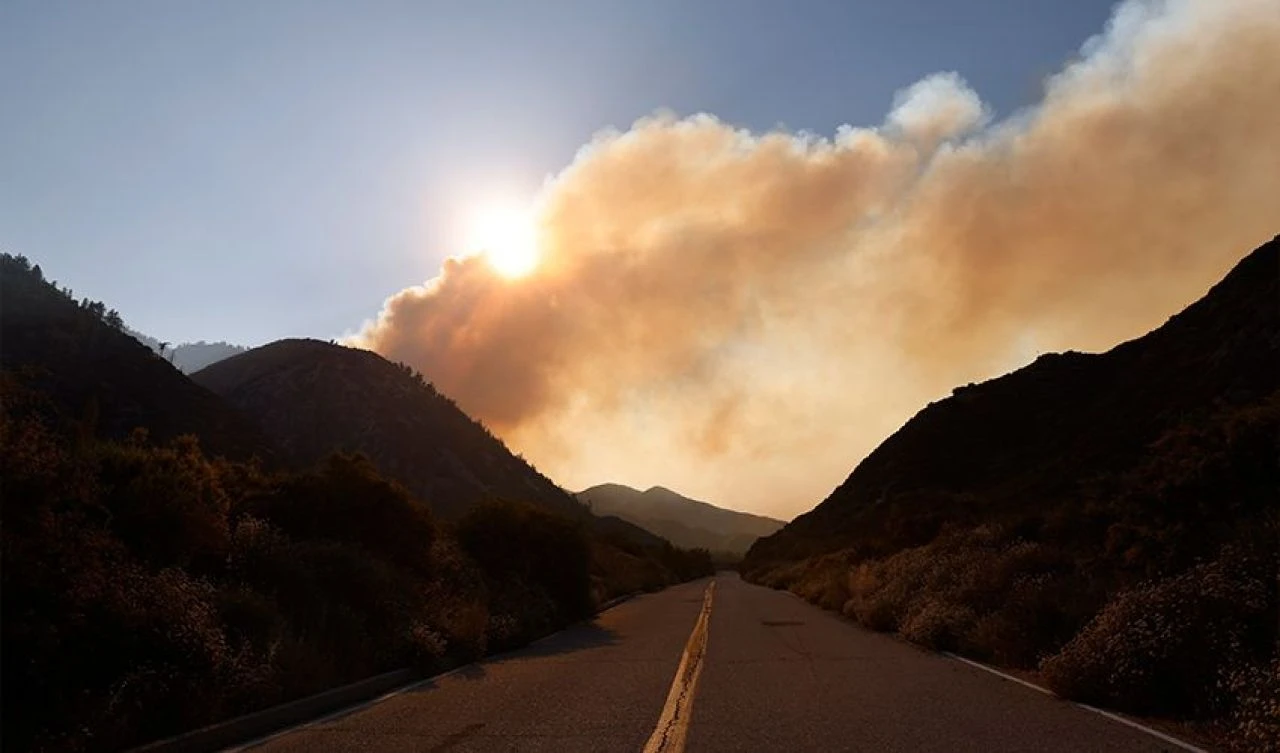 ABD'de yılın en büyük orman yangını! Eyalet adeta küle döndü