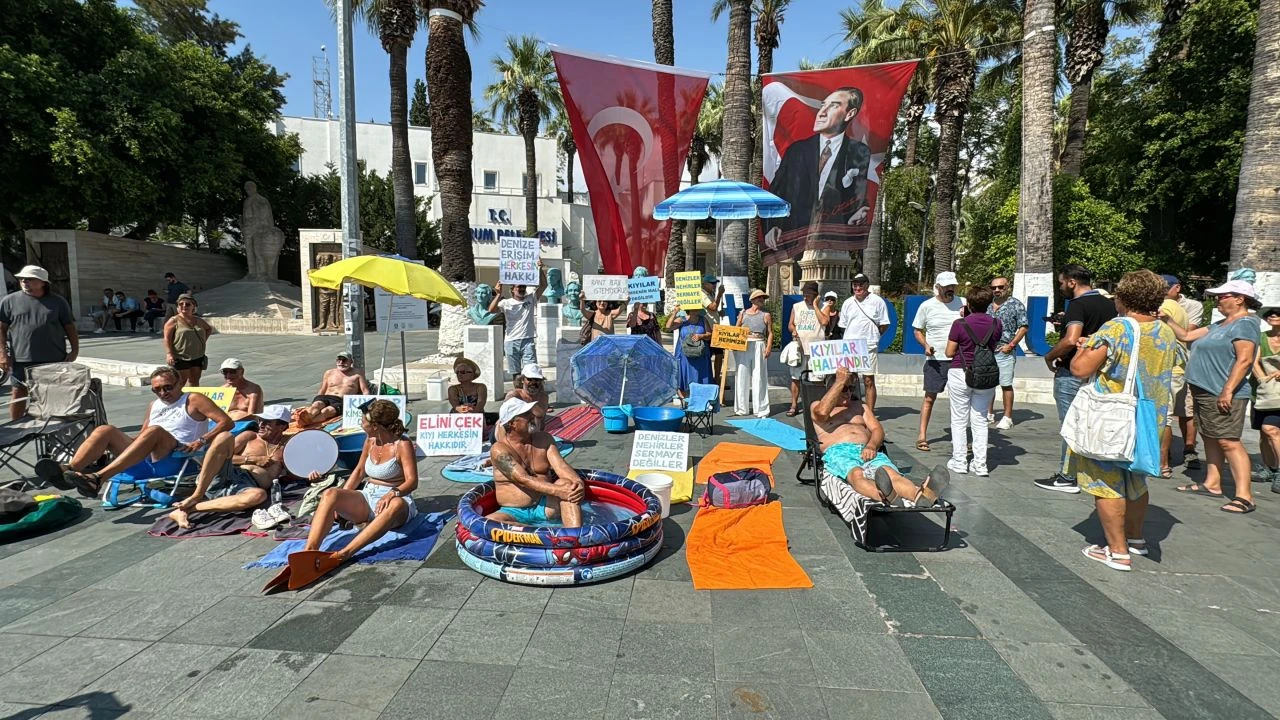 Bodrum'da plaj işgaline karşı halk protesto düzenledi: Belediye meydanında güneşlendiler - 1. Resim