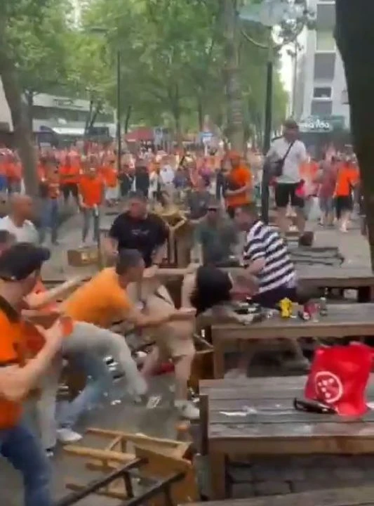 EURO 2024'te yarı finalde karşılaşan Hollanda-İngiltere maçı öncesi taraftarlar kavgaya tutuştu!