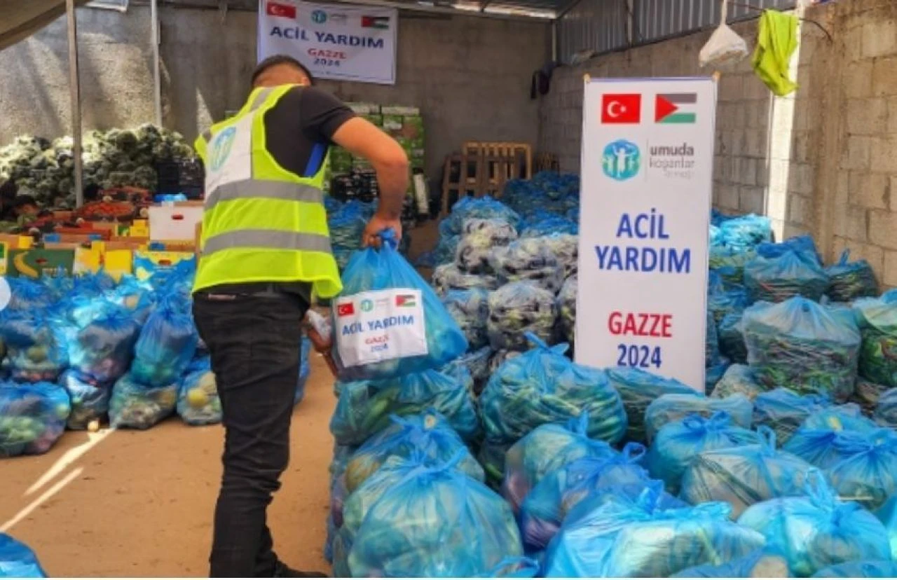 Gamze Özçelik ve eşi Reshad Strik Gazzeli çocuklar için kolları sıvadı! Kavurucu sıcaklık demeden yollara düşüyorlar - 2. Resim