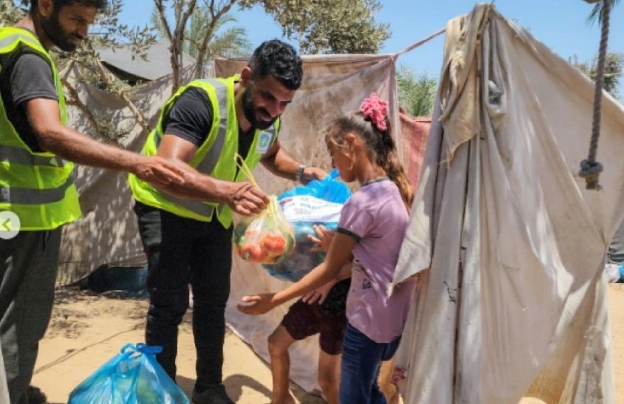 Gamze Özçelik ve eşi Reshad Strik Gazzeli çocuklar için kolları sıvadı! Kavurucu sıcaklık demeden yollara düşüyorlar - 1. Resim