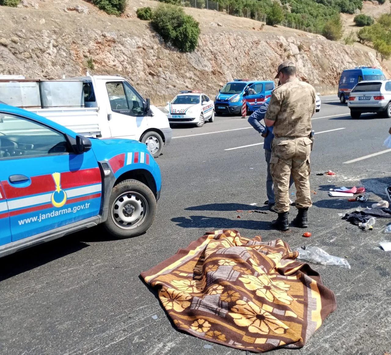 Gaziantep'te feci kaza! Lastiği patlayan minibüs bariyere girdi: Ölü ve yaralılar var