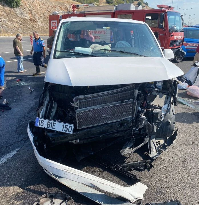 Gaziantep'te feci kaza! Lastiği patlayan minibüs bariyere girdi: Ölü ve yaralılar var