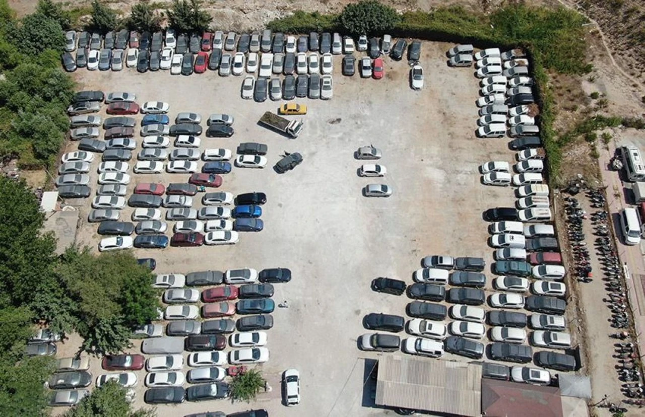 Hacizli araçlarda 'ihbar' oyunu! Yediemin otopark sahibi şaşırdı: Bidonu bile koltuk yapmışlar