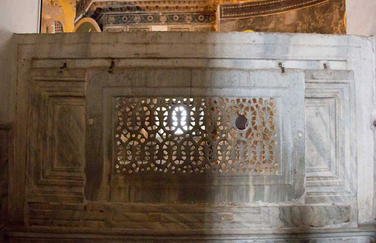 İbadete açılmasının yıldönümünde Ayasofya’nın meraklandıran gizemi: Elledikleri zaman camide titreme olmuş - 3. Resim