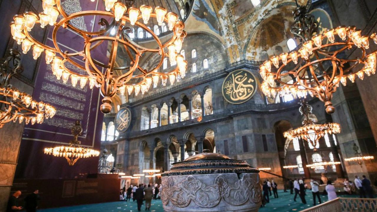 İbadete açılmasının yıldönümünde Ayasofya’nın meraklandıran gizemi: Dokundukları zaman camide titreşim olmuş