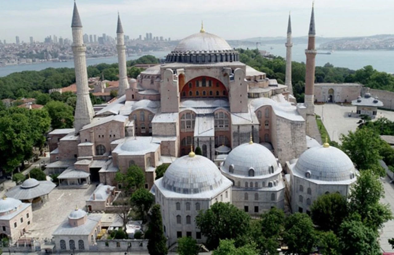 İbadete açılmasının yıldönümünde Ayasofya’nın meraklandıran gizemi: Elledikleri zaman camide titreme olmuş - 1. Resim