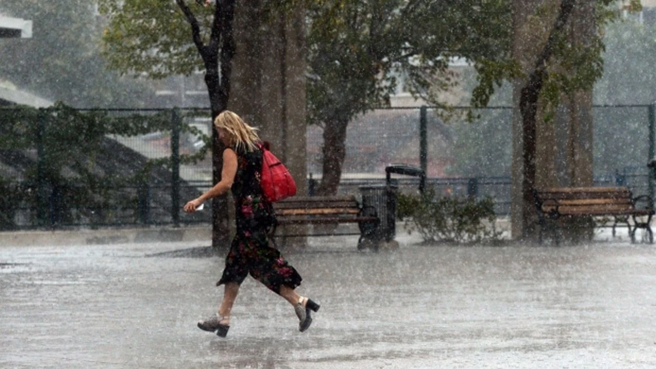 İstanbullular dikkat! AKOM saat vererek uyardı: Çok kuvvetli geliyor