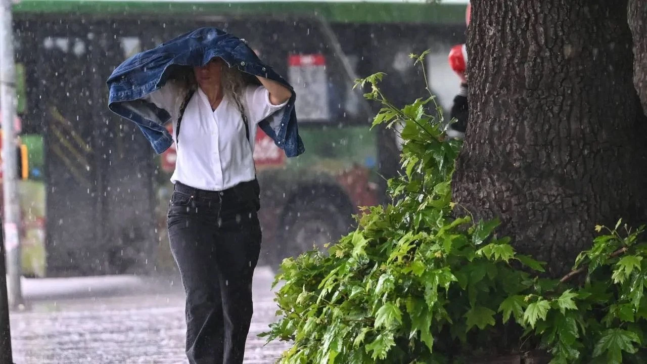 İstanbullular dikkat! AKOM saat vererek uyardı: Çok kuvvetli geliyor