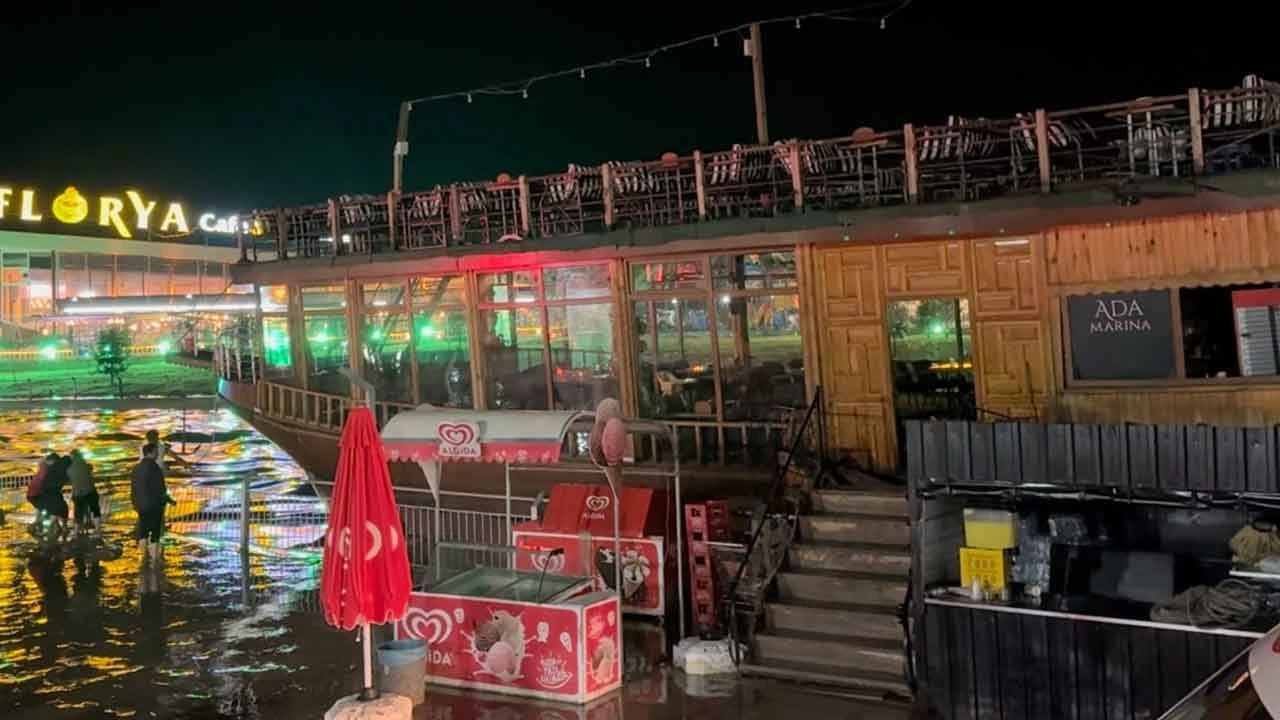 Sağanak yağış tekneden dönüştürülen kafeyi sürükledi - 1. Resim